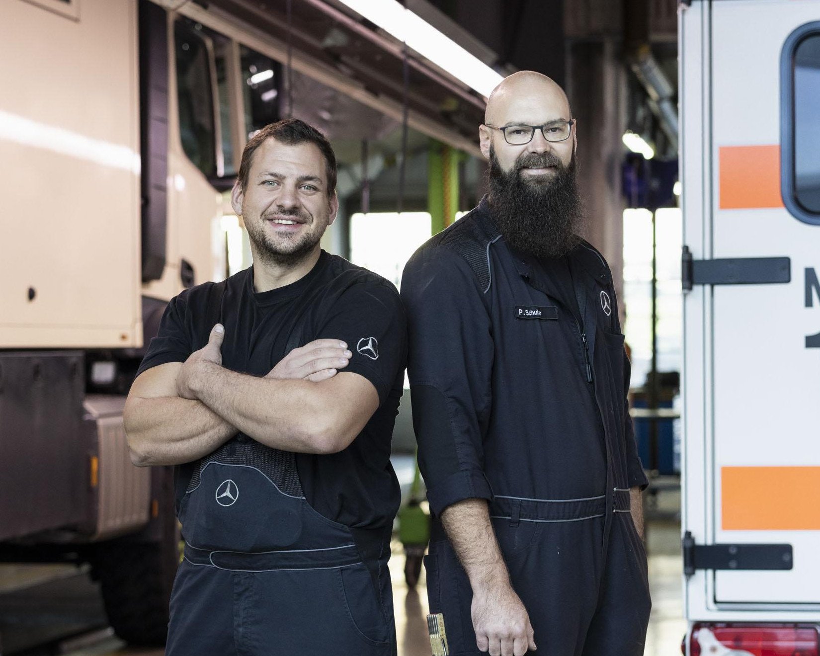 Zwei Werkstattarbeiter in der Werkstatt